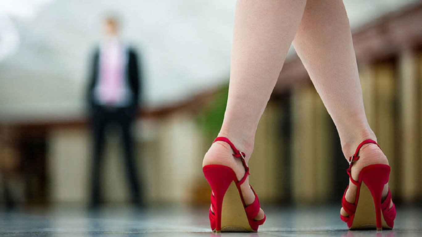 Брюнетка Анита в красных туфлях со стонами проходит анальный кастинг